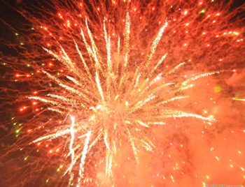 The finale of the 'Star Wars' fireworks show put on recently by Pyro Spectacular for the Oakland A's kicks in. (Credit: Daniel Terdiman/CNET)